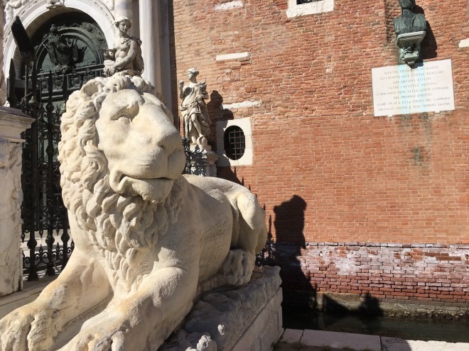 Lion garding the Arsenale.jpg